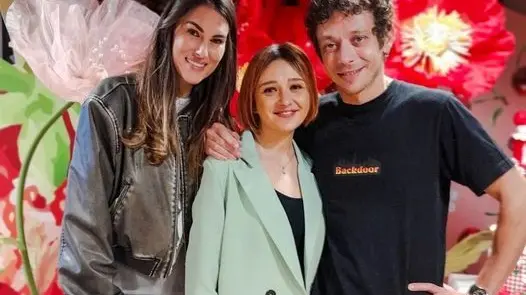 L'artista con Valentino e la compagna