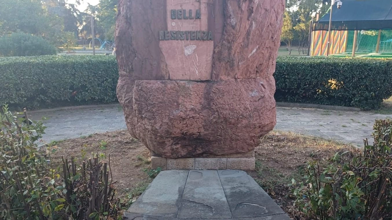 Monumento ai caduti L’Anpi punta il dito "La siepe deturpata Un’offesa alla storia" Monumento ai caduti L’Anpi punta il dito "La siepe deturpata Un’offesa alla storia"