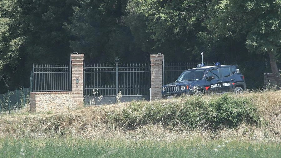 La camionetta dei Carabinieri davanti ai cancelli di Villa Draghi