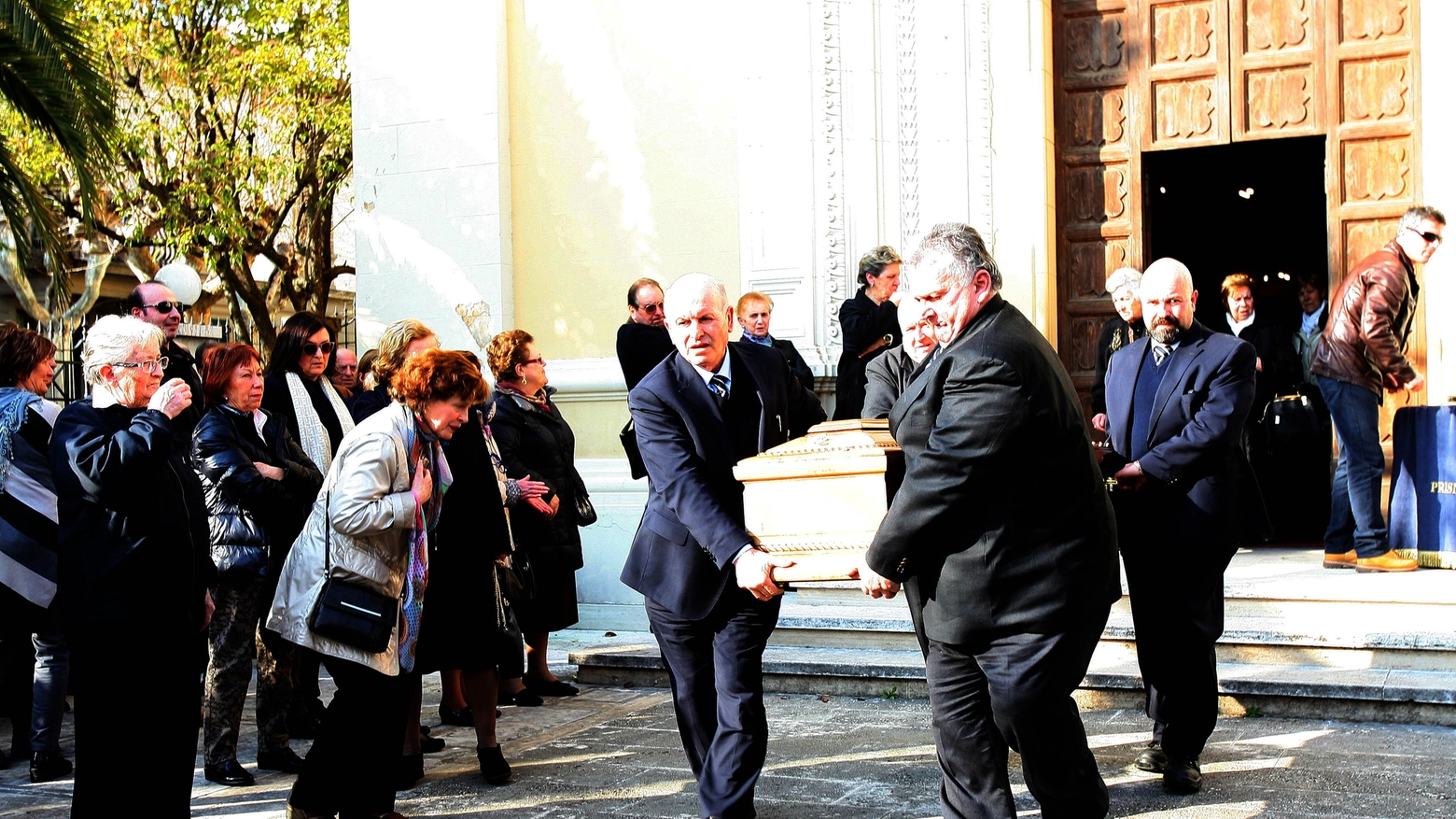 Il feretro di Dede Pancioli all'uscita dalla chiesa di Sant'Antonio