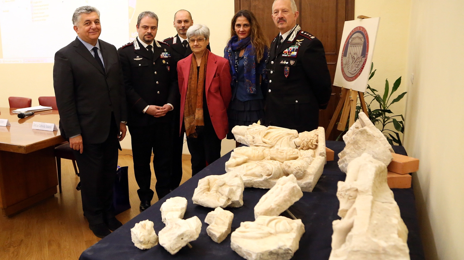 In carabinieri del Nucleo per la tutela del patrimonio artistico con alcuni dei reperti recuperati