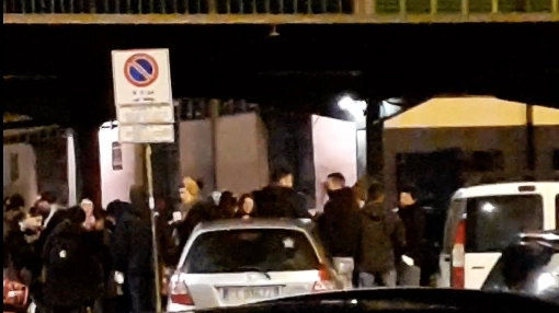 Foto verità: assembramento illegale sotto il mercato di Sant'Ambrogio 