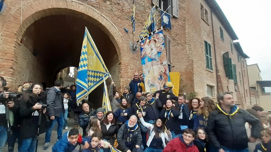 Palio dei somari Vince Porta a Sole  Baturlo rompe il digiuno della ’nonna’