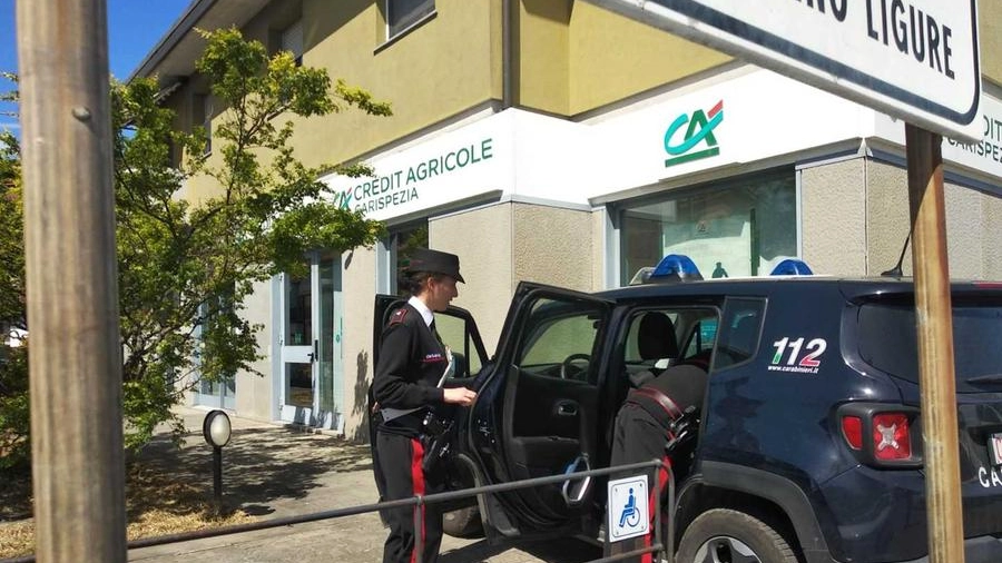 I carabinieri nella filiale della banca rapinata (Foto Frascatore)