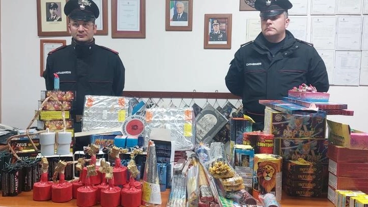 Carabinieri con fuochi d'artificio sequestrati a Napoli in questi giorni