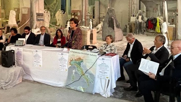 Messaggi di pace scolpiti. L’artista Marta Brambilla vince il primo premio ‘fondendo’ marmo e pane Messaggi di pace scolpiti. L’artista Marta Brambilla vince il primo premio ‘fondendo’ marmo e pane