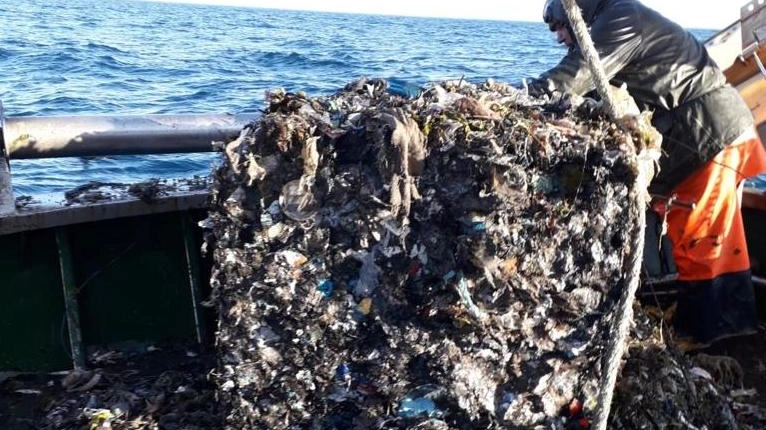 La spazzatura nelle reti dei pescherecci 