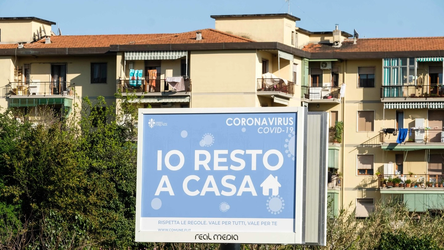 Il cartello in via Canova (foto Giuseppe Cabras/New Press Photo)