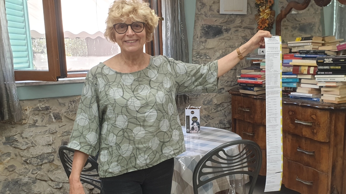 Gabriella Canozzi, titolare del bar ricevitoria, mostra lo scontrino vincente Gabriella Canozzi, titolare del bar ricevitoria, mostra lo scontrino vincente