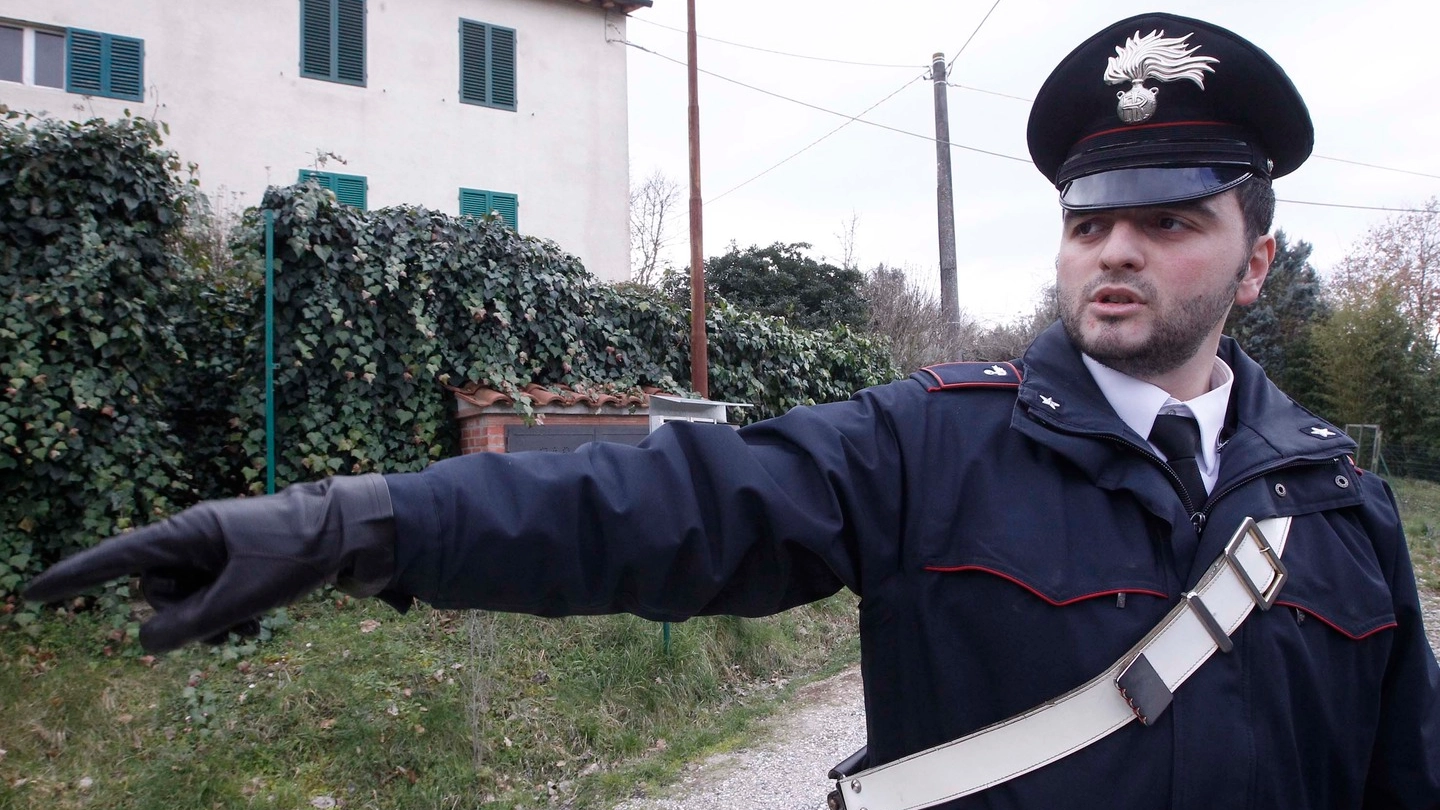 I carabinieri sul luogo della rapina (foto Lazzeroni)