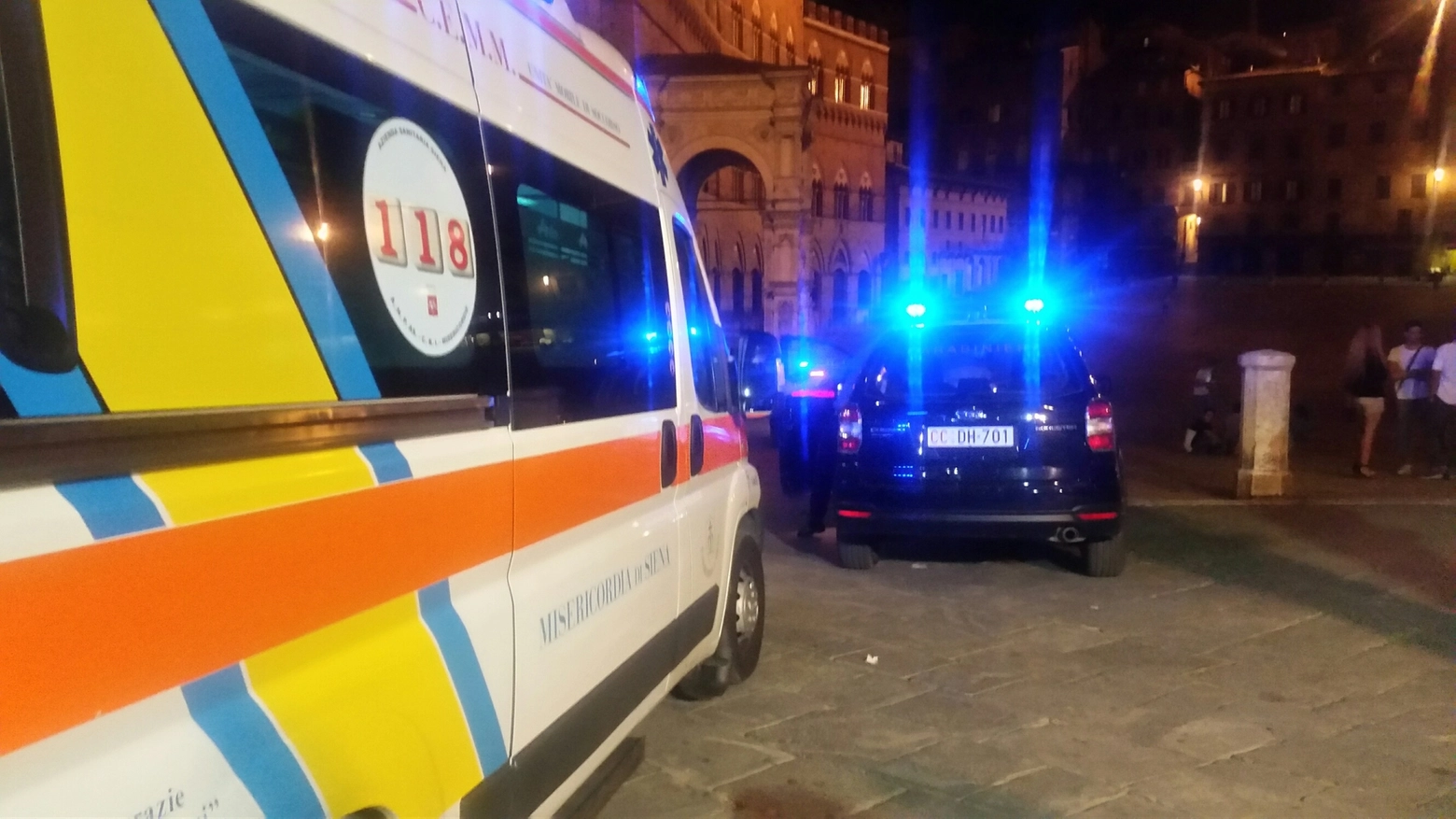 Ambulanza e auto dei carabinieri in Piazza (Foto Gorellini)