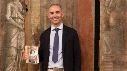 Tommaso Nelli (foto di Andrea Contenti) con il libro su Emanuela Orlandi