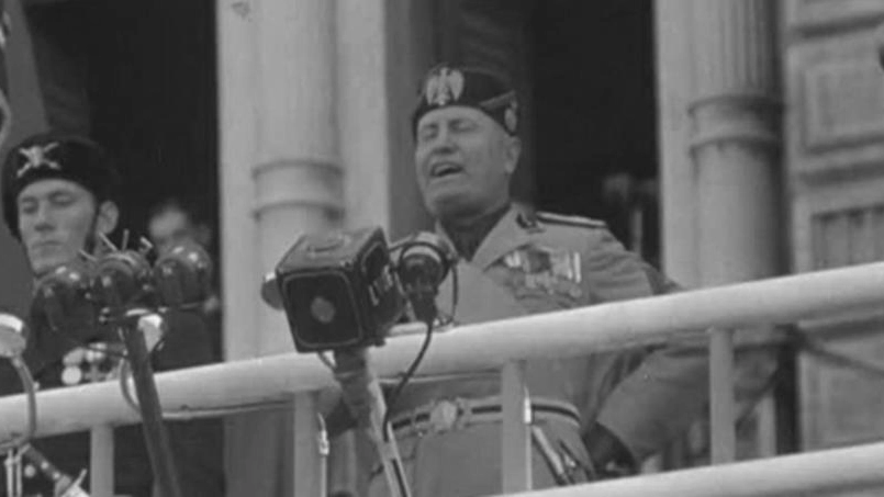 Benito Mussolini mentre pronuncia il discorso di Trieste 
