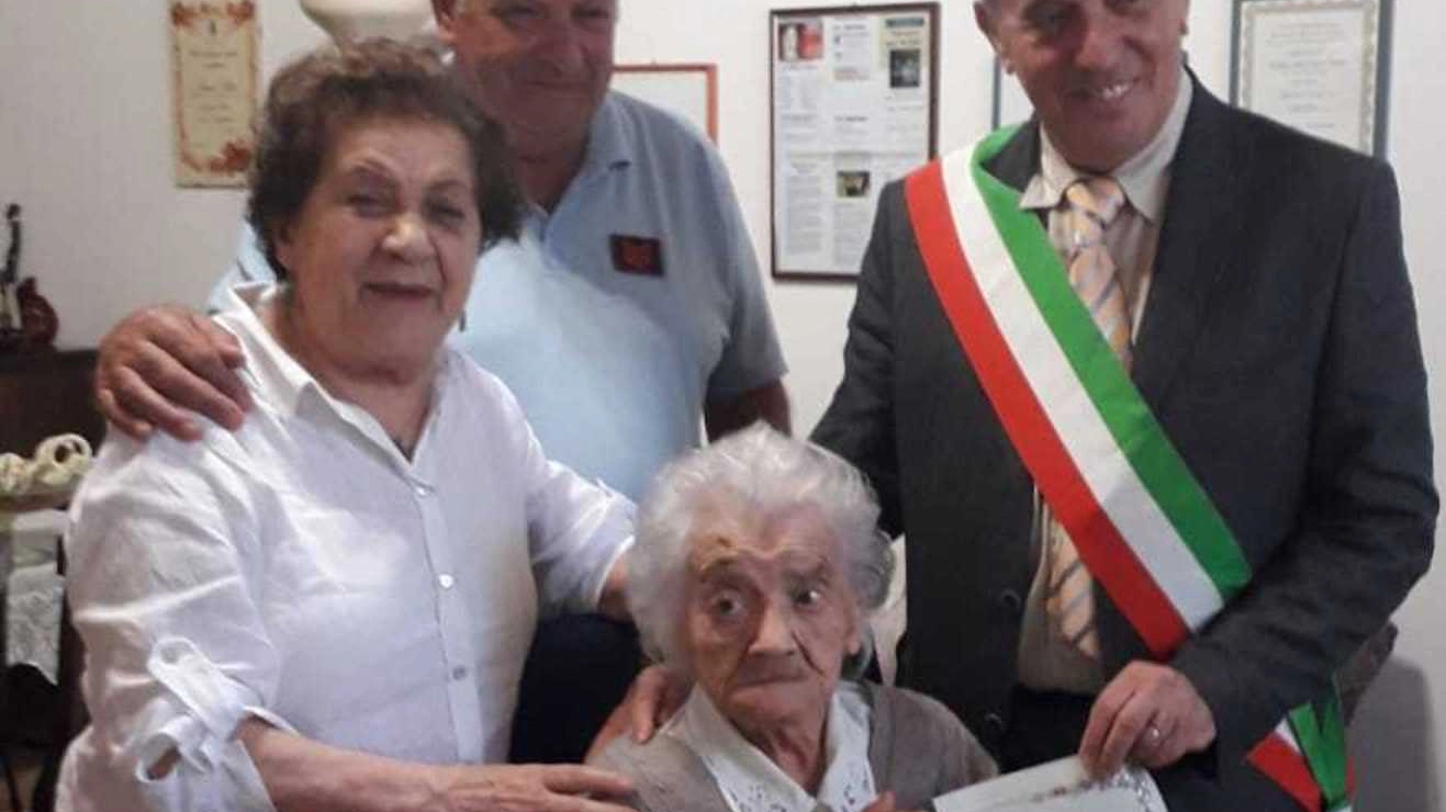 La nonnina con il sindaco di Abbadia Fabrizio Tondi