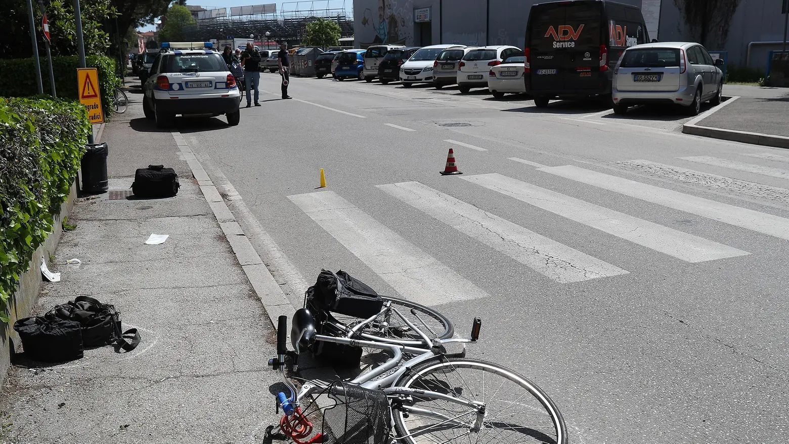 Accerchiato da stranieri  Prima subisce un incidente   poi è costretto anche alla fuga
