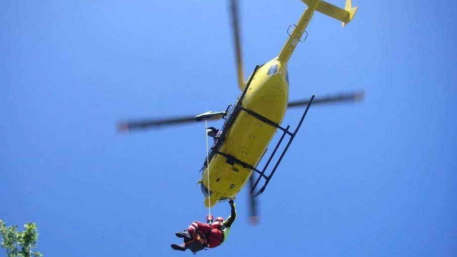 L'elicottero del 118 ha trasportato il ferito a Cisanello