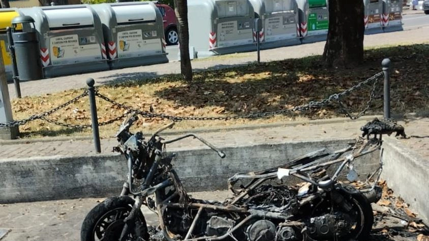 Misterioso incendio Moto distrutta a porta Romana Misterioso incendio Moto distrutta a porta Romana
