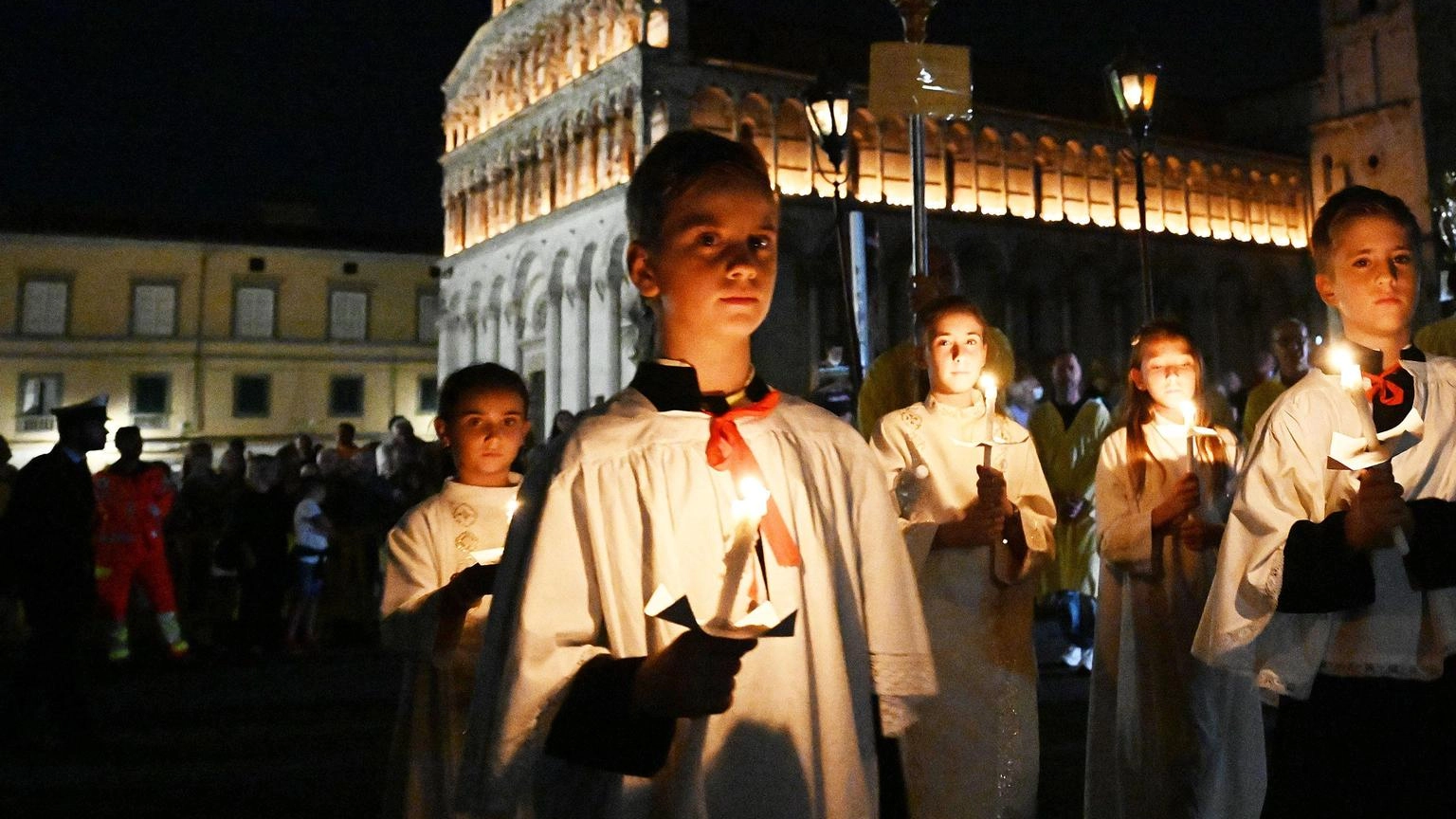 

Scatta l’appello a Lucca: “Spegnete luci e vetrine” per la Luminara