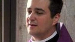 Il prete dello scandalo  La parrocchia fa causa  a don Spagnesi  "Restituisca i soldi"