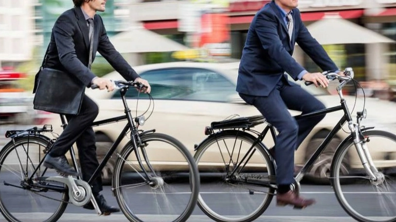 Persone in bicicletta (foto Ansa) 