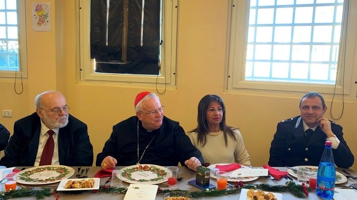 Il cardinale Gualtiero Bassetti a pranzo in carcere
