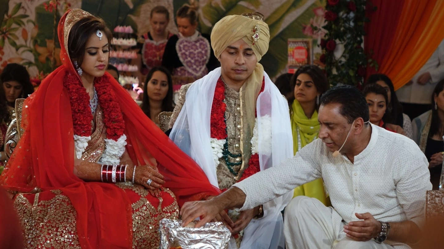 Il matrimonio di Roshni e Rohan Mehta in piazza Ognissanti (NewPressPhoto)