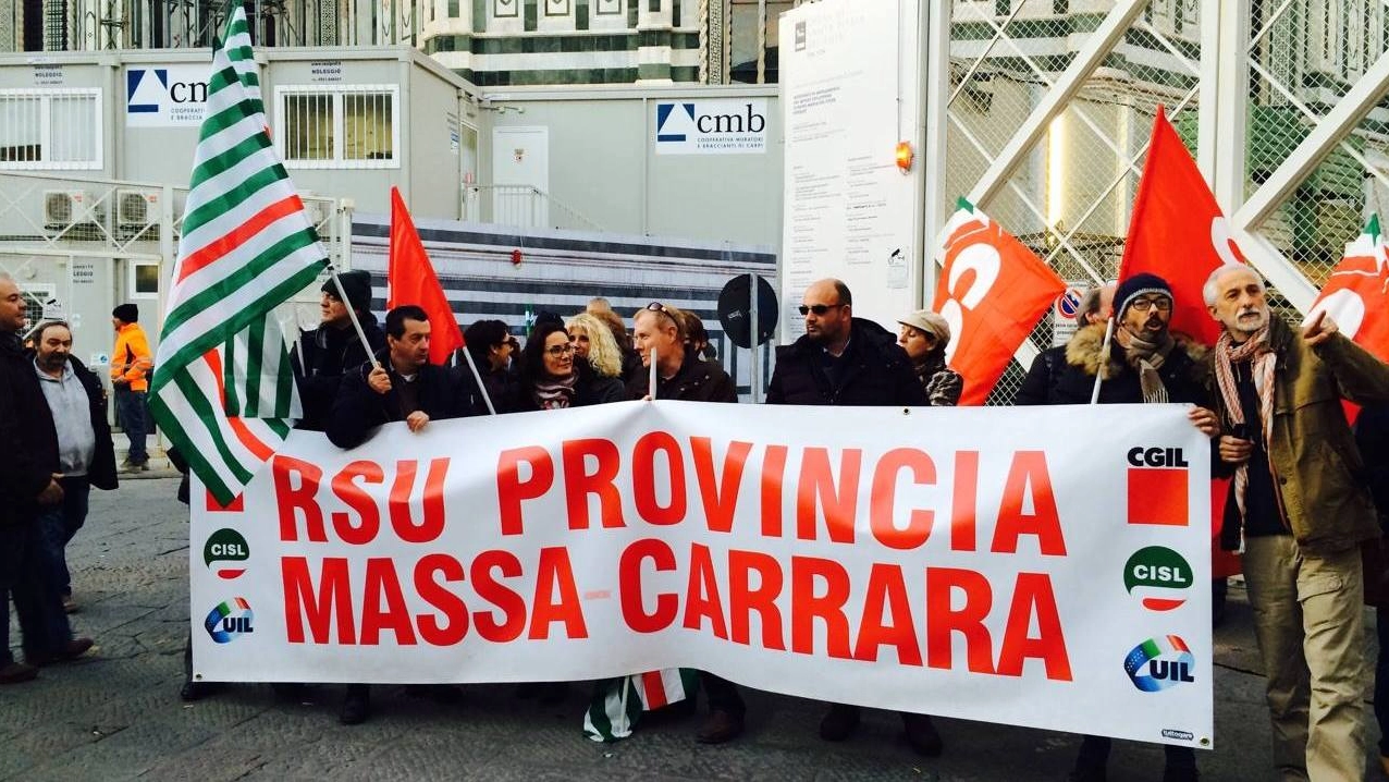 Dipendenti della Provincia di Massa Carrara durante una recente manifestazione