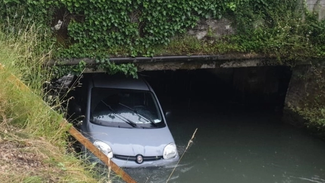 L'auto tamponata poi finita nel canale e recuperata dai vigili del fuoco (Foto Vigili del fuoco) L'auto tamponata poi finita nel canale e recuperata dai vigili del fuoco (Foto Vigili del fuoco)