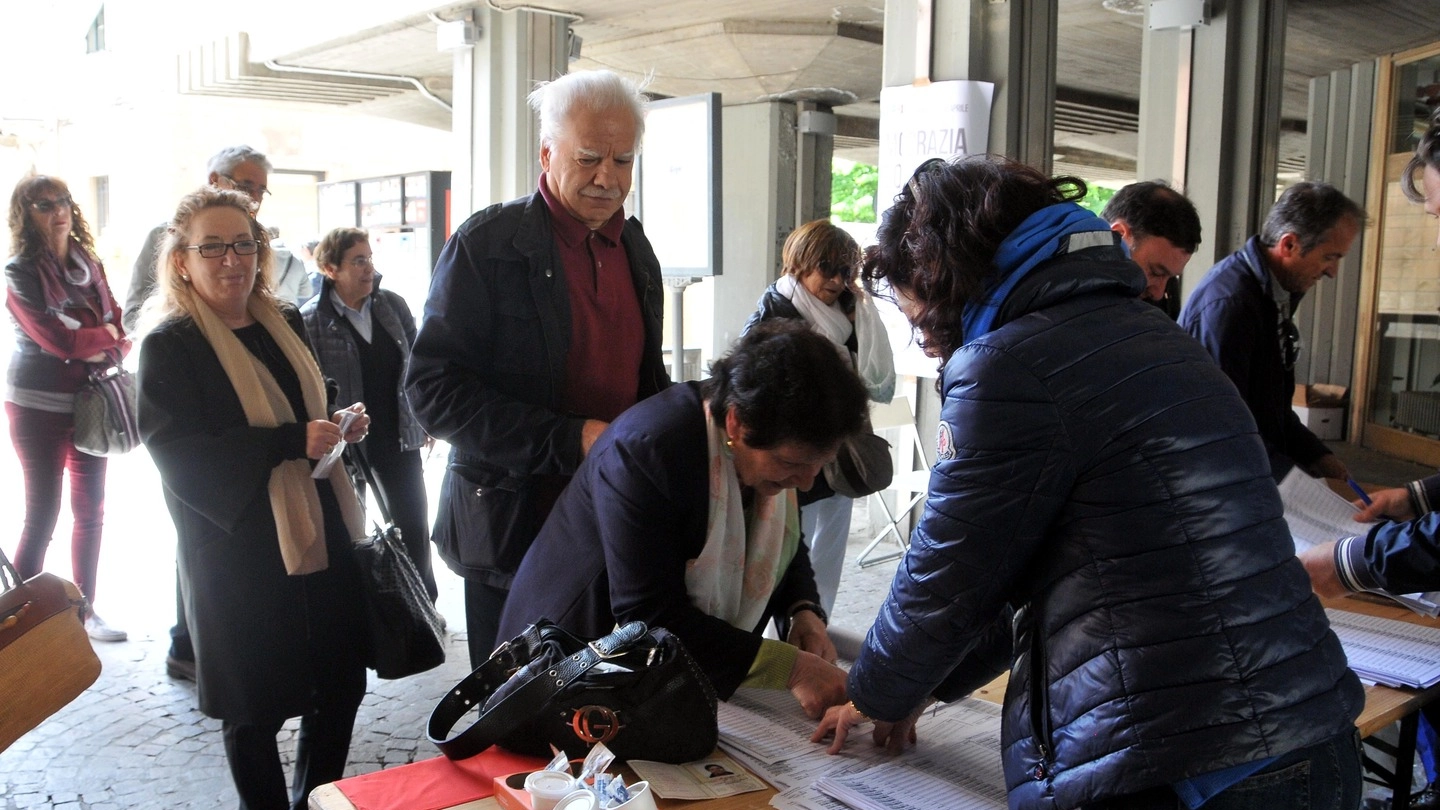 Primarie Pd, un seggio a Massa (foto Nizza)