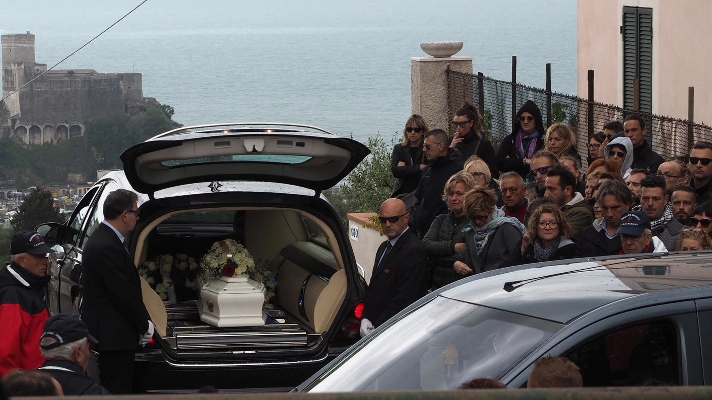 I funerali di Bianca Tonelli. L’arrivo del piccolo feretro bianco 