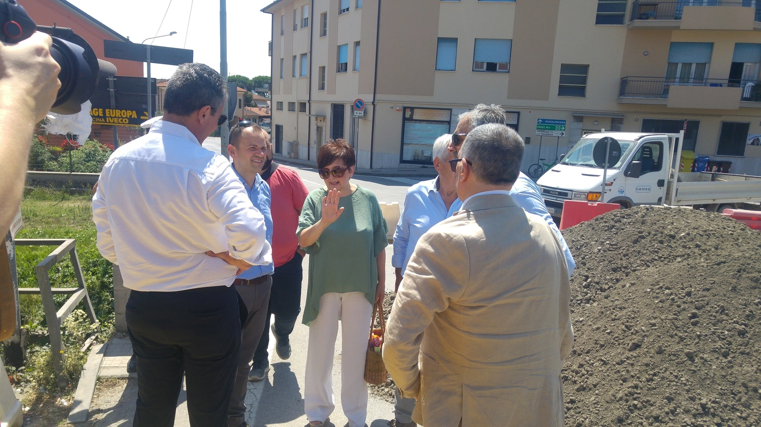 Il sindaco Gilda Diolaiuti a Pieve a Nievole in un sopralluogo al cantiere del raddoppio