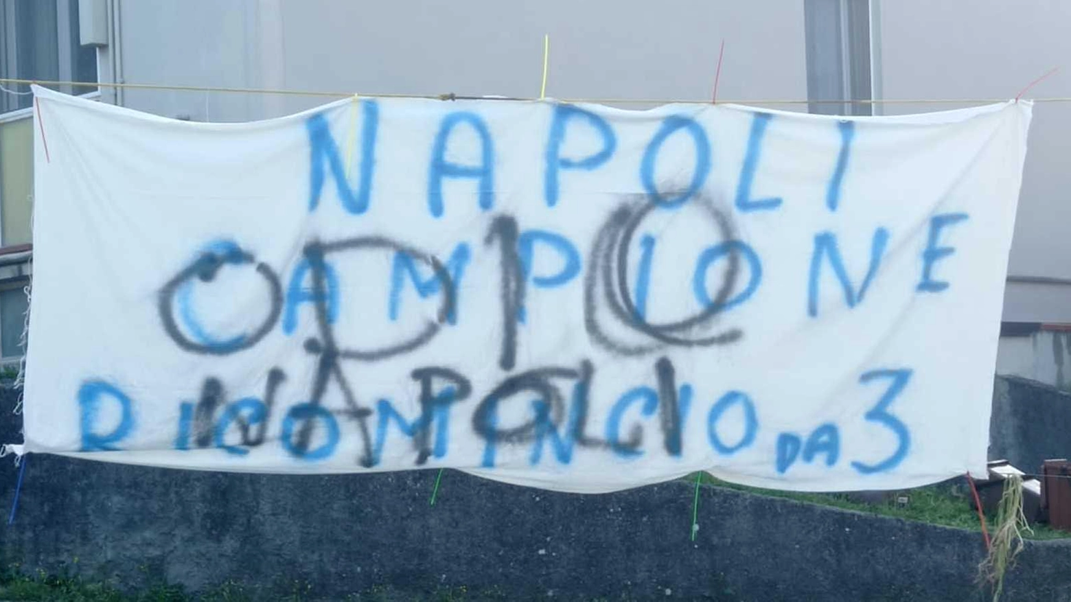 Napoli campione d’Italia, dalla festa al  dileggio dei vandali