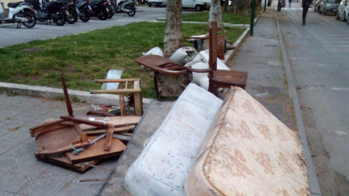 Ai piedi del Comune una discarica: abbandonati mobili e materassi Ai piedi del Comune una discarica: abbandonati mobili e materassi