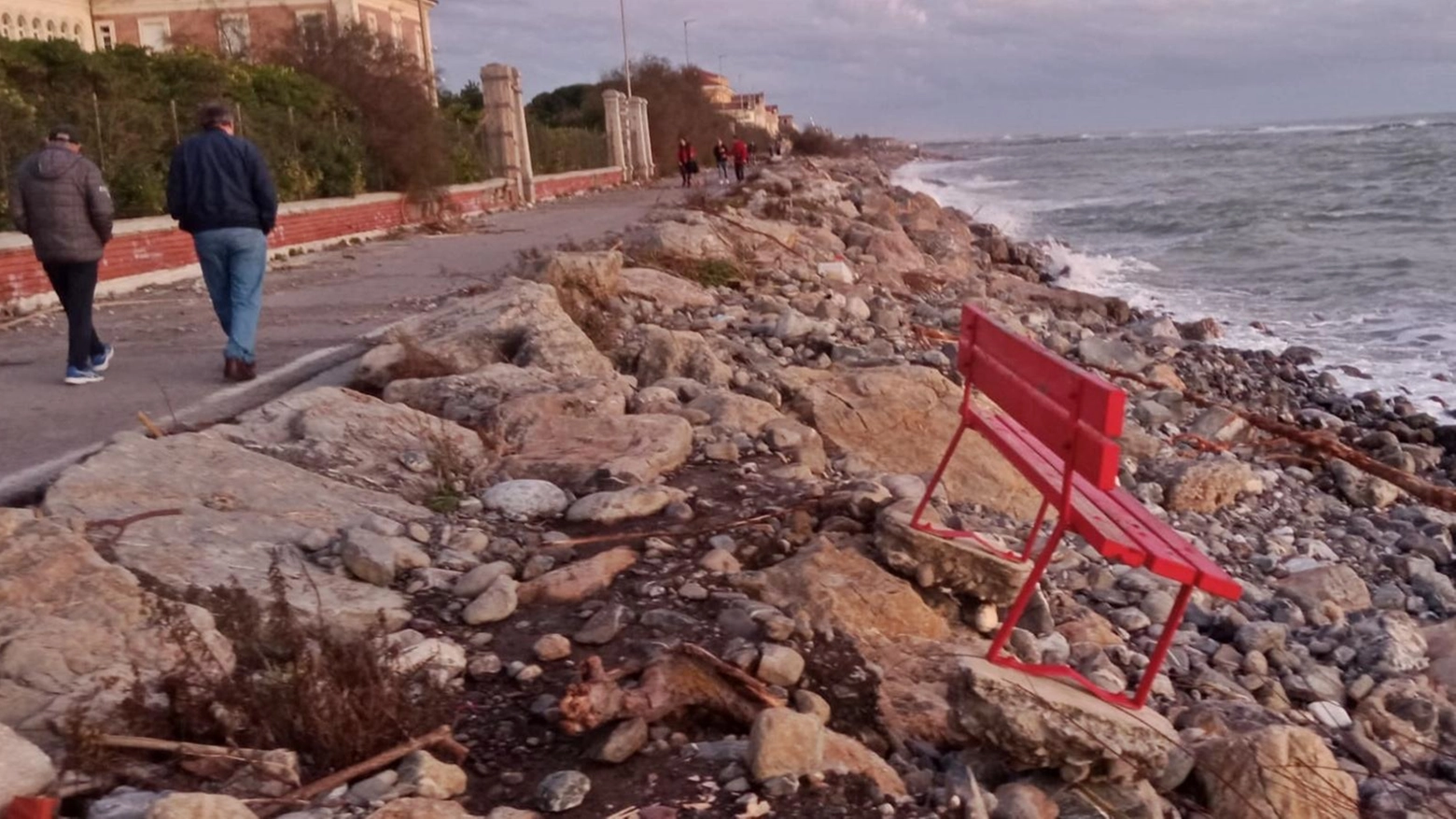 Salvata la ’Panchina rossa’. Stava per finire in mare Salvata la ’Panchina rossa’. Stava per finire in mare