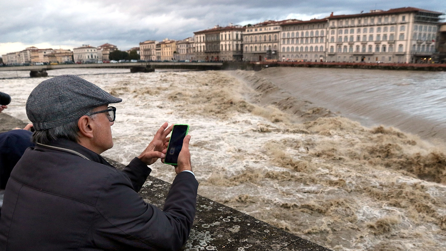 L'Arno in piena: tanta gente sulle spallette (New Press Photo)