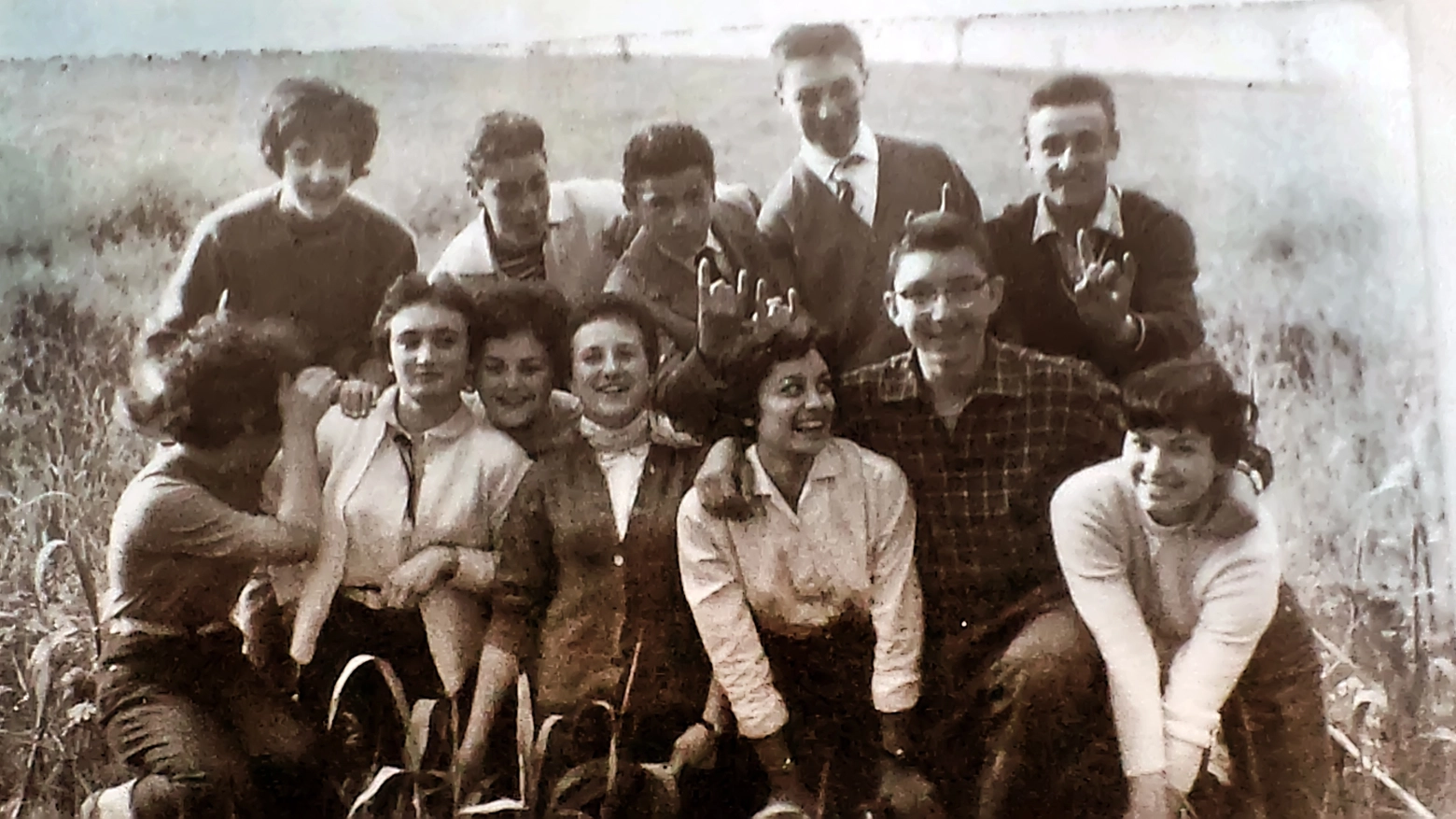 Sopra Roberto Zampini in foto degli anni ’50 con la compagnia degli amici romagnoli (FotoCastellani)