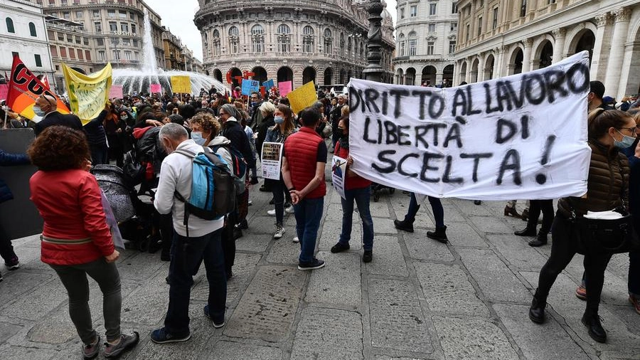 Genova, la manifestazione contro l'obbligo vaccinale per i sanitari (foto Ansa)