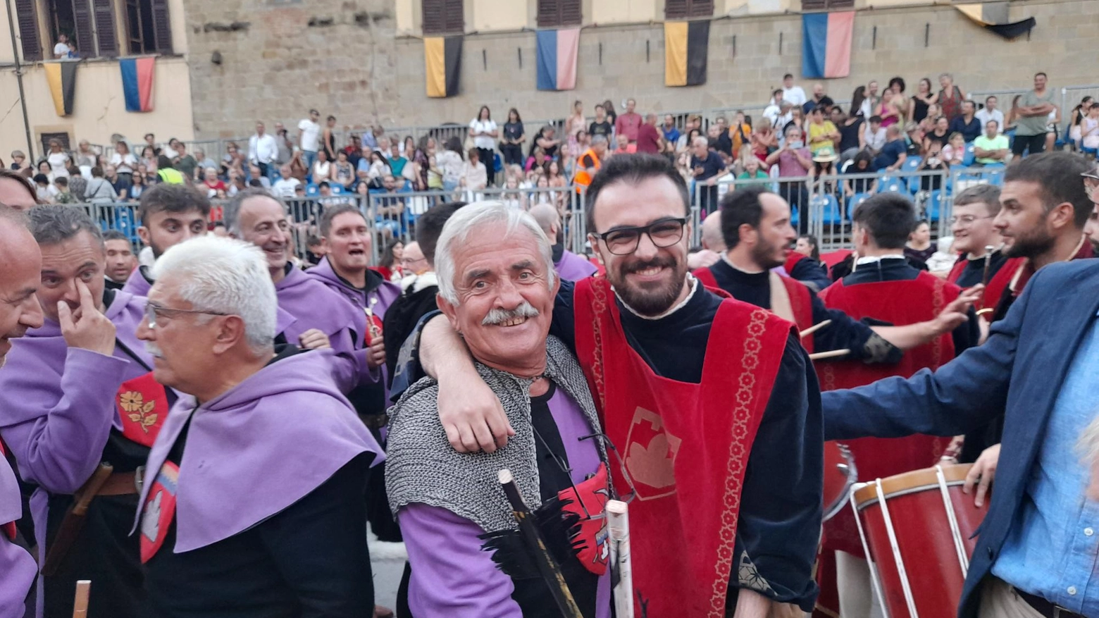 Il vincitore Simone Vagnarelli (costume rosso) accanto al maestro d'armi eugubino Rodolfo Radicchi