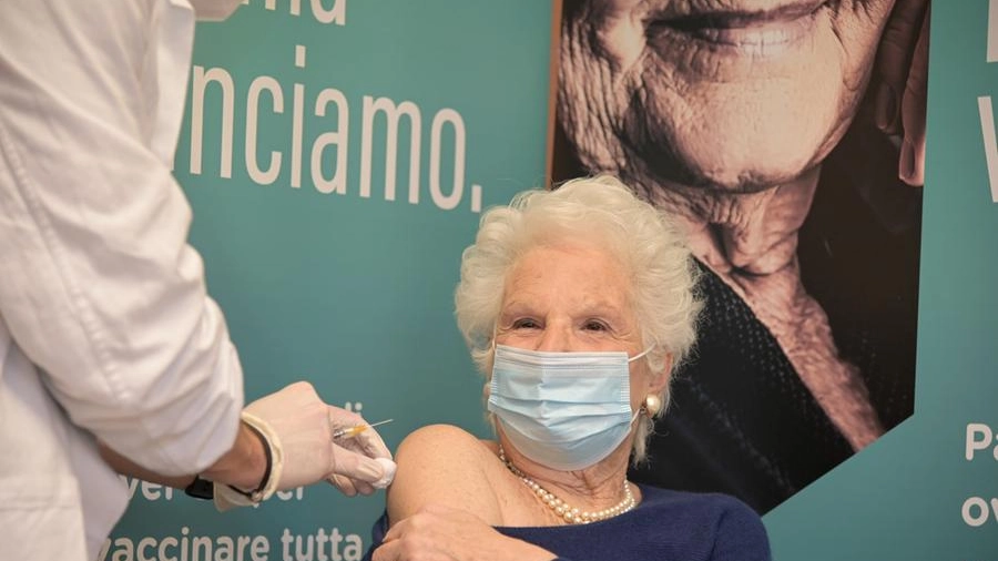 Liliana Segre si sottopone al vaccino anticovid (foto diffusa dalla Regione Lombardia)