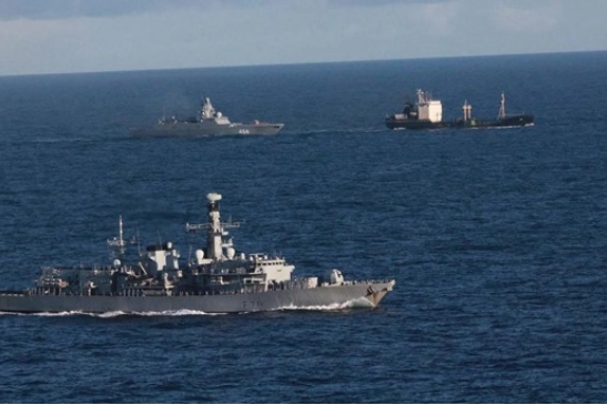 Una fregata della Royal Navy monitora movimenti di nave da guerra russa Fonte: Royal Navy