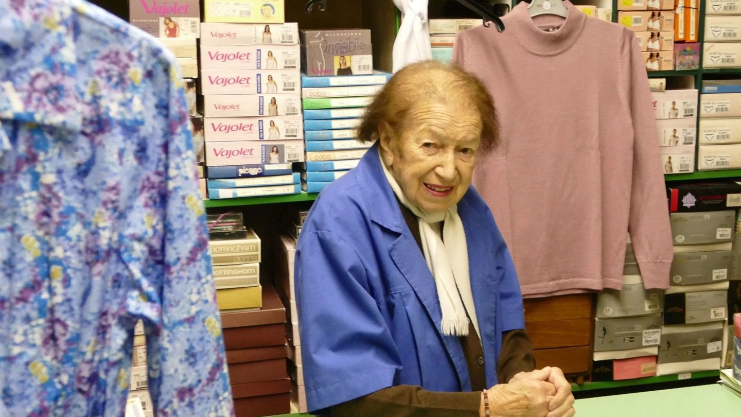 Brunilde Cocchi, 99 anni, dietro il bancone della merceria di via Mazzini