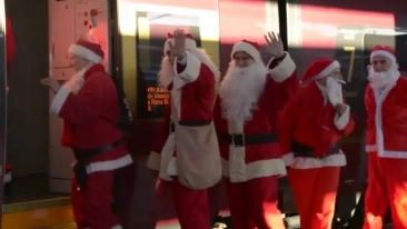 La Compagnia di Babbo Natale sale sul treno