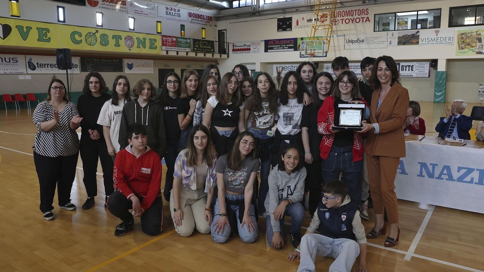 Il prete della Nazionale dà il via alle premiazioni Passerella dei giovani ’cronisti in classe’ Il prete della Nazionale dà il via alle premiazioni Passerella dei giovani ’cronisti in classe’
