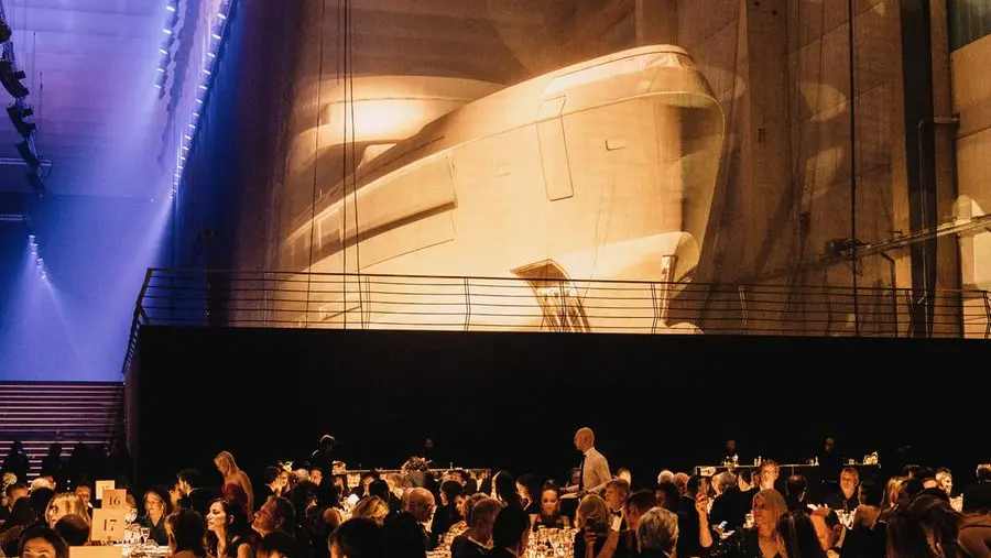 La cena di gala e lo yacht sull sfondo