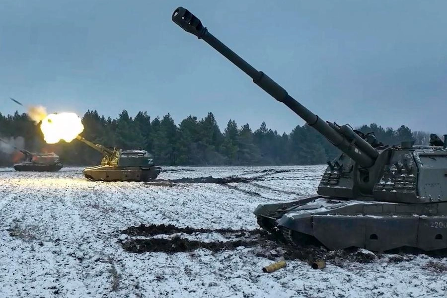 A lato: obici russi sparano nel Donetsk