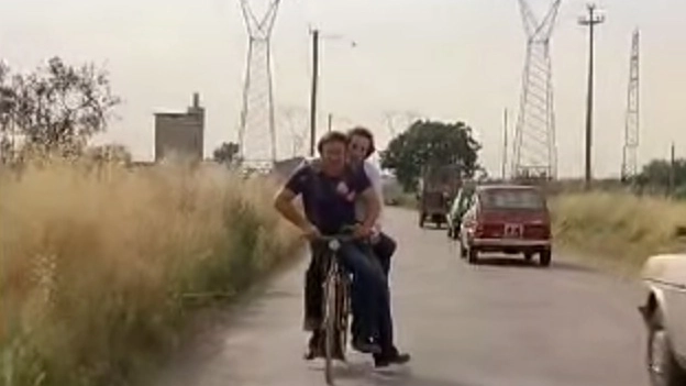 Carlo Monni e Roberto Benigni in una scena di "Berlinguer ti voglio bene"