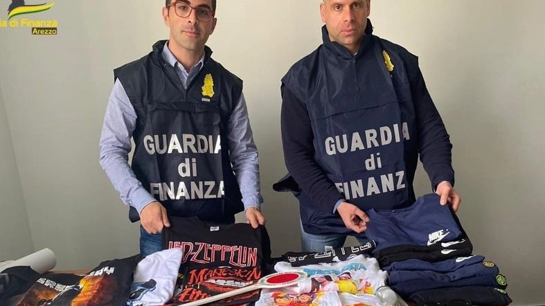 Magliette e occhiali falsi, blitz al mercato  Sequestrati duemila pezzi: due denunce