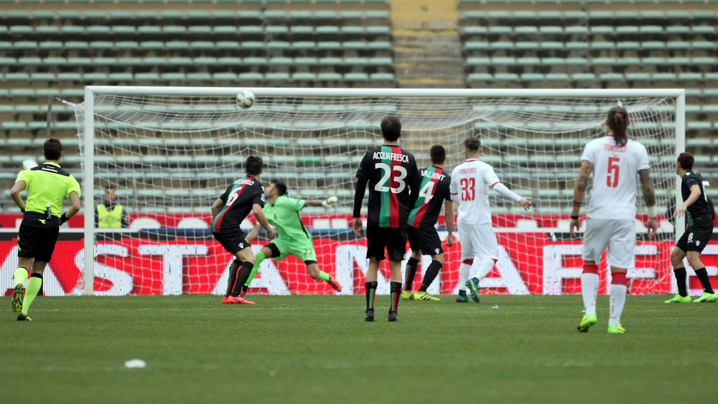Il gol del 2-1 per il Bari, segnato da Galano (foto LaPresse)
