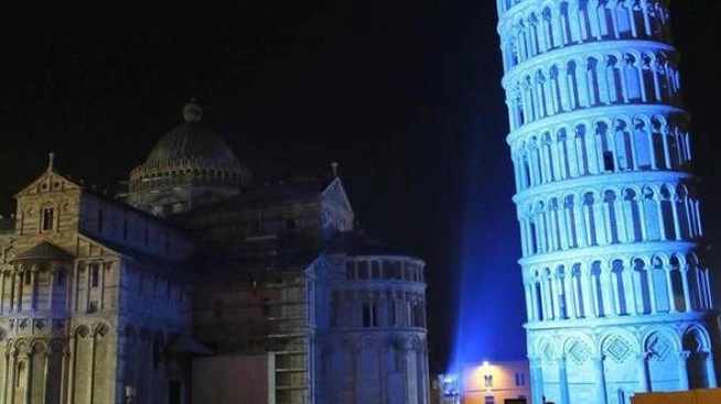 La Torre illuminata di blu nella scorsa edizione di "Bright"