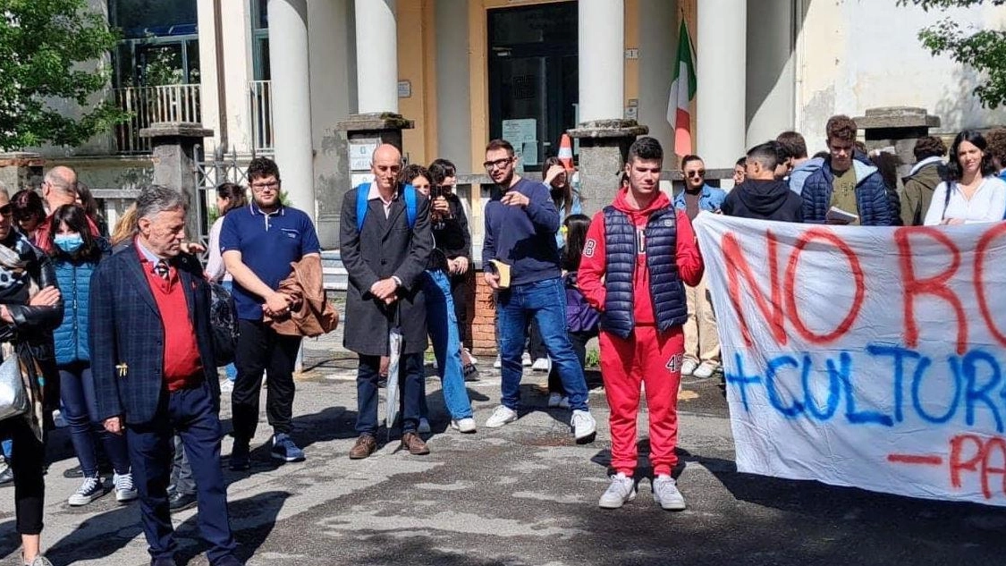 Corteo in centro a difesa della cultura e contro ogni censura Corteo in centro a difesa della cultura e contro ogni censura